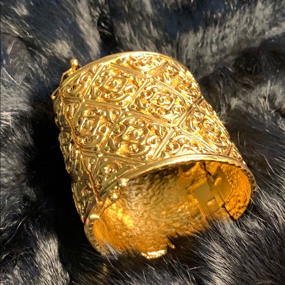 CHANEL GOLD VINTAGE CUFF(Collection) - Picture 7 of 8